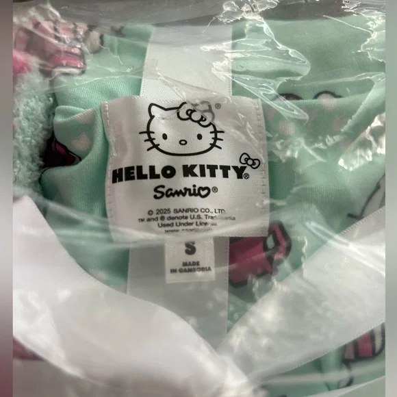 HELLO KITTY Cozy Plush Set. Size Small. NEW - Picture 4 of 4